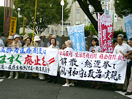 浦和駅前まで、後期高齢者医療制度の廃止をアピールしながらパレードしました。