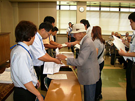 県職員へ審査請求書類を渡すみなさん