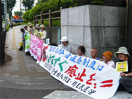 埼玉県庁前での座り込み行動がおこなわれました。