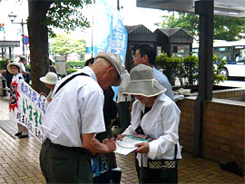 浦和駅伊勢丹前で「後期高齢者医療制度」廃止を求める署名行動をおこないました。